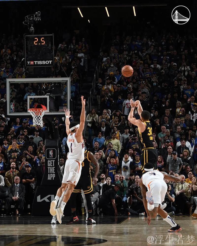 库里首节8分钟高效拿下10分，三分命中两记附加1篮板